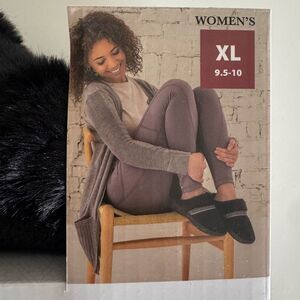 Isotoner Women’s Classic Comfort Memory Foam Slippers Size 9.5/10 Black